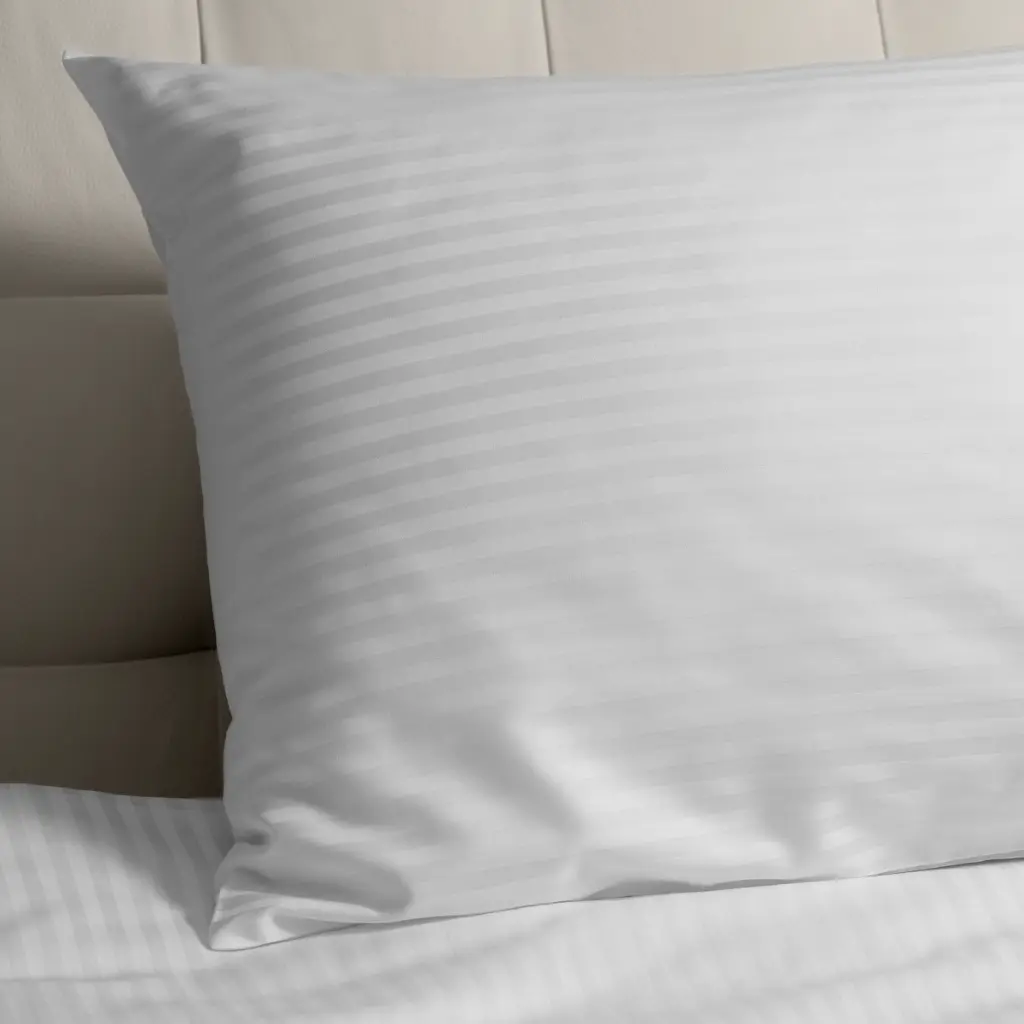 Poszewki hotelowe 50x70 Endura- paski 10 mm 50% bawełna, 50% poliester