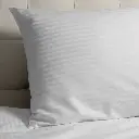 Poszewki hotelowe 50x70 Endura- paski 10 mm 50% bawełna, 50% poliester